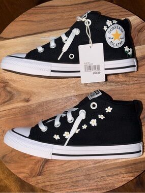 Converse Chuck Taylor All Star Mid – Size 2 (Kids) Black with Daisy design NWT